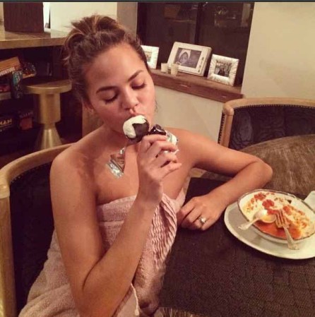 Chrissy Teigen: rechazada por sus kilos de más en sus inicios y adorada por todos ahora.
