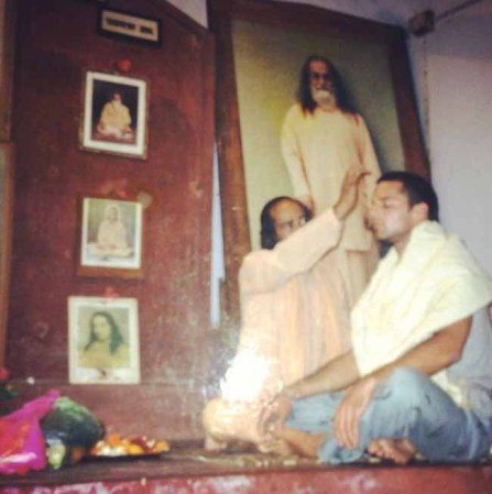 Ricky Martin meditando.