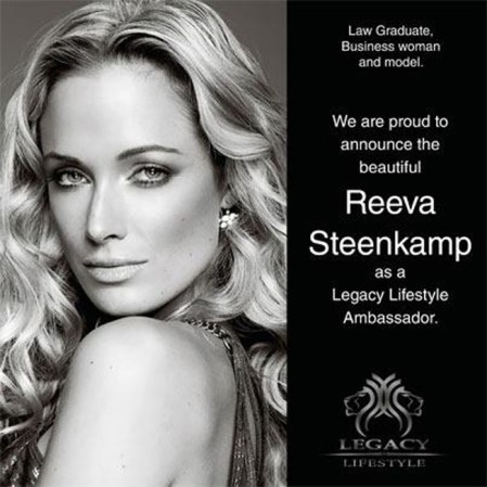 Además de modelo, Steenkamp se graduó de leyes.