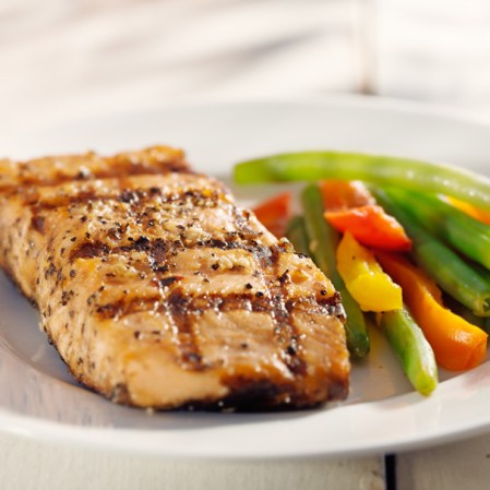 Para absorber el calcio, tu cuerpo necesita vitamina D. Los alimentos que contienen vitamina D son: huevos, hígado, algunos tipos de pescado, como el salmón y el atún.