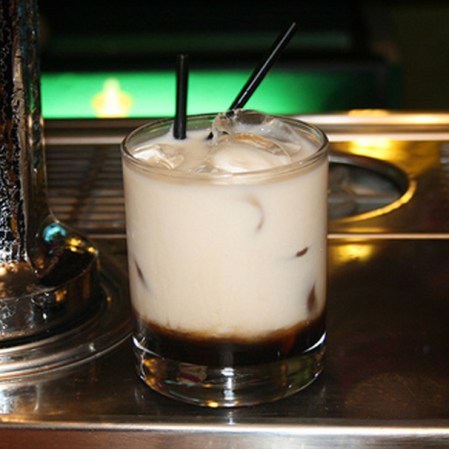 El ruso blanco es un coctel preparado con vodka, licor con sabor a café (Kahlúa) y crema de leche (se puede sustituir por leche o leche condensada). Es un coctel para sobremesa. Sin leche, se llama ruso negro y es una de las bebidas tradicionales de Finlandia.