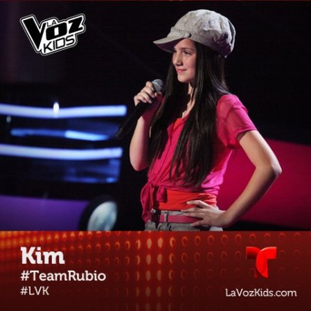 Kim Lozano, de España, es otra de las finalistas. Hace tiempo sufrió una operación de un tumor cancerígeno que le había afectado el cuello. Lo superó y estuvo un año en quimoterapia. Kim cantó el tema de Gloria Trevi "Me río de ti" ¡Paulina Rubio giró su silla al final de la canción!