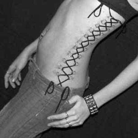 Los Piercing-Corsets son dos filas paralelas de perforaciones que están conectadas con una cuerda o una cinta en un patrón entrecruzado, simulando el aspecto de un corsé real.