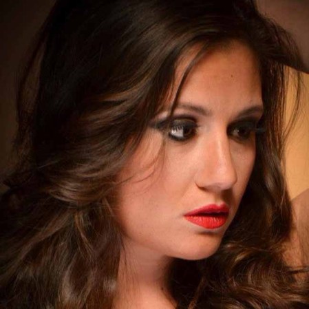 Victoria Valentine James tuvo que renunciar a ser maestra de inglés debido a que se dieron a conocer sus fotos picantes en internet. Y ahora vende sus encantos al desnudo.