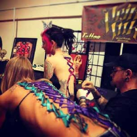 Los Piercing-Corsets son dos filas paralelas de perforaciones que están conectadas con una cuerda o una cinta en un patrón entrecruzado, simulando el aspecto de un corsé real.