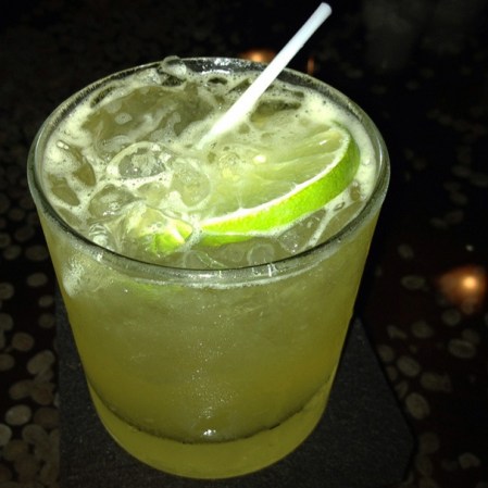 El Guaro Sour: bebida típica de Costa Rica. El licor nacional de este país es una especie de aguardiente elaborado con azúcar de caña denominado Guaro. Se prepara con jugo de limón, jarabe de azúcar, trocitos de limón
y hielo.