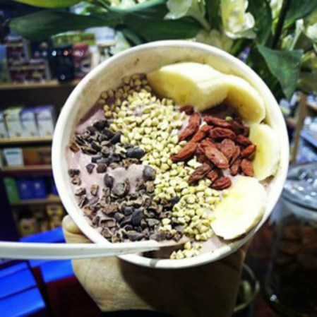 Chocolate, almendra, arándano, plátano, cereal… elementos para preparar un nutritivo smoothie.
