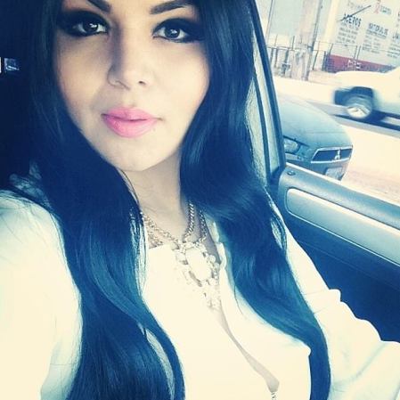Yasira Esmeralda Torres Sanchez luce su belleza y espectacular figura en fotografías que publica con frecuencia en su cuenta en Facebook.