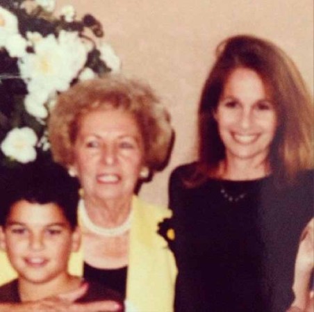 Kim Kardashian compartió con sus fans una foto familiar antigua.
