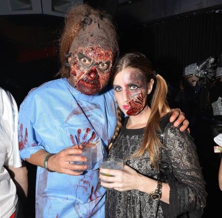 Dos invitados no identificados.