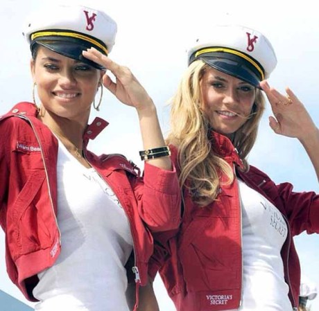 Adriana Lima modelando con Heidy Klum hace unos años.