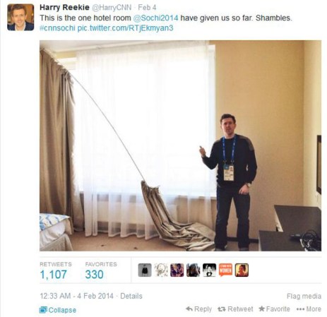 Reportero de CNN muestra la cortina de su habitación caída en el piso.