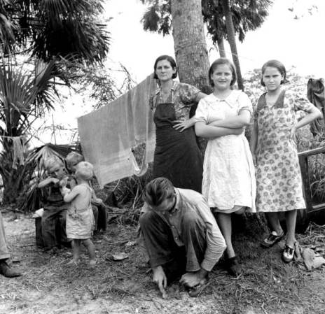 Trabajadores agrícolas inmigrantes y su familia - Canal Point, Florida, 1939.
