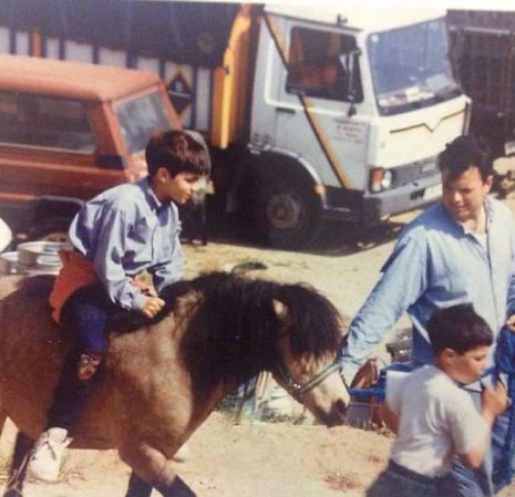 Cesc Fabregas aprendiendo a montar a caballo cuando era un niño.