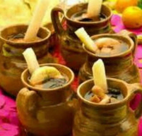 Ponche. Con este nombre se conoce a una amplia variedad de cócteles, alcohólicos o no, que a menudo contienen fruta o zumo, y que son muy apropiados para los climas fríos y las zonas serranas.
