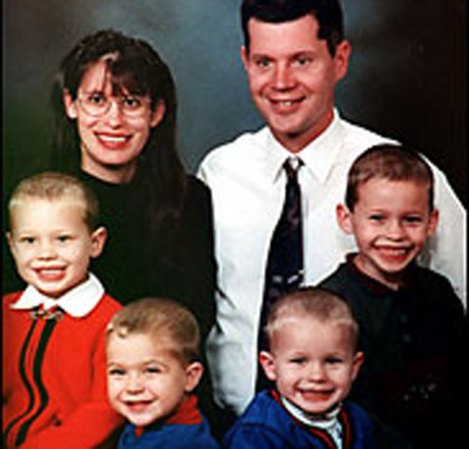 En la imagen, Andrea Yates con su esposo y cuatro de sus hijos.