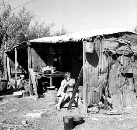 Campamento para dos familias de Tennessee (12 personas) trabajadores de la planta de empaque. La vivienda no tiene luz ni agua. Belle Glade, Florida, 1939.