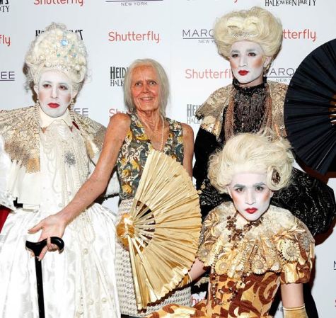 Otra imagen de Heidi Klum, con invitados.