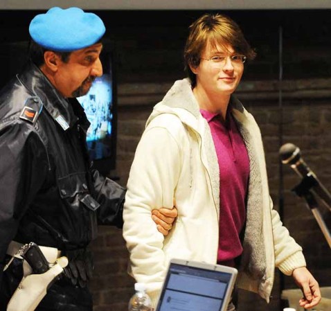 Supuestamente Sollecito sostenía a la víctima, mientras era violada y apuñalada.