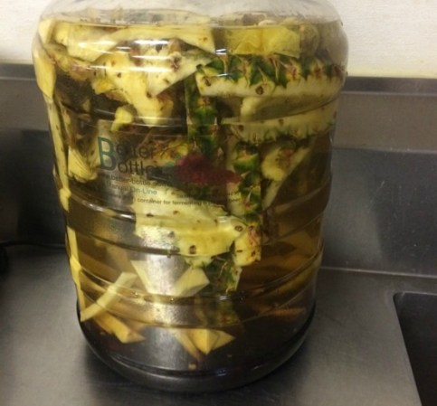 Tepache. Si la fruta se deja fermentar más días, se obtienen una bebida con mayor nivel alcohólico pero también mayor amargura y acidez.
