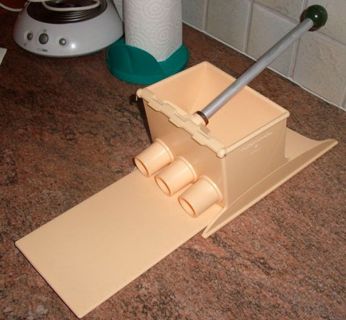 Millecroquettes o Máquina de croquetas<br />Común en Bélgica, este curioso aparatito es utilizado para hacer croquetas rápidamente.