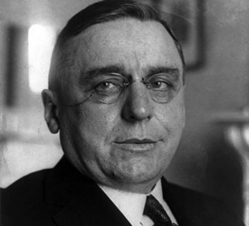 6 DE MARZO DE1933: Anton Cermak, un político demócrata estadounidense que fue elegido alcalde de Chicago en 1931, fue asesinado durante su mandato en 1933 por el inmigrante italiano Giuseppe Zangara, en Miami.