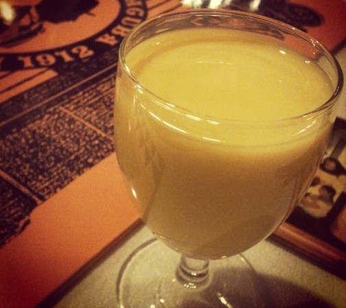Rompope. Es una bebida preparada con licor, yemas de huevo, vainilla, almendra, canela, leche y azúcar. Así, en receta original, es de color amarillo y de consistencia espesa.
