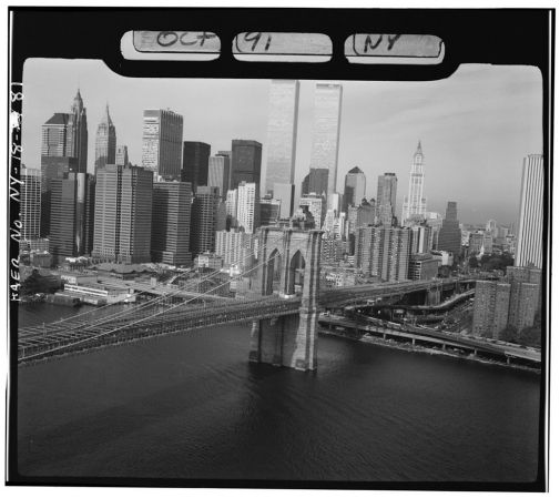 El perfil de la ciudad ha ido cambiando con los años, pero no el de su gran puente.