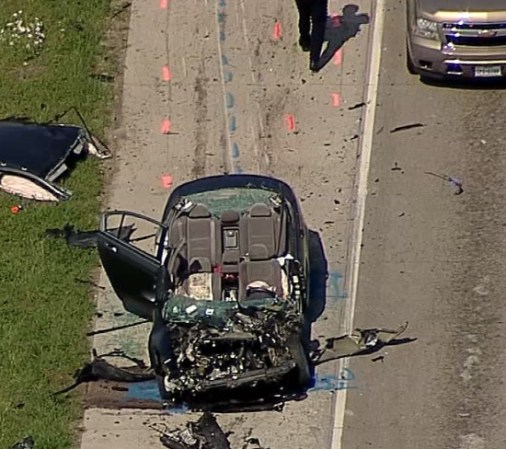 Las imágenes del helicóptero muestran a dos vehículos involucrados en el accidente. Un auto sedán y una van.