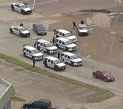 Después de varios minutos de una dramática persecución, el hombre detuvo el vehículo en el estacionamiento de Southwest Center Mall y los policías inmediatamente lo rodearon.