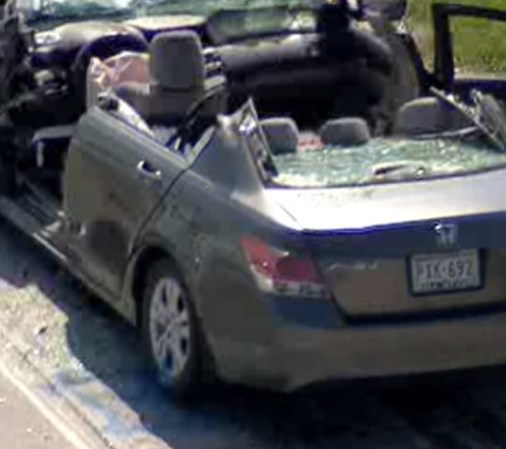 Los rescatistas tuvieron que remover el techo del auto sedán. Un paciente fue transportado por ambulancia aérea al Medical Center en Plano.