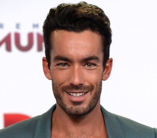 El guapísimo actor mexicano Aarón Díaz será también, junto con Gaby Espino, conductor de los Premiso Tu Mundo. originario de Puerto Vallarta, Jalisco, lo hemos visto en novelas como "Clase 406", "Lola Érase una Vez" y "Santa Diabla", su primer protagónico en Telemundo.
