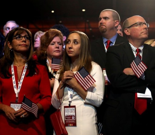 Los simpatizantes de Romney parecían estar incrédulos ante las noticias.