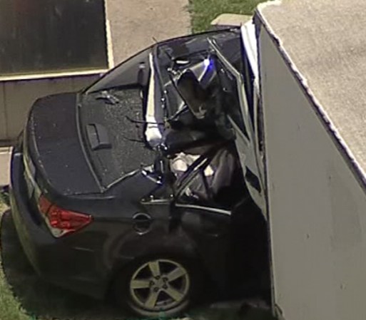 El pequeño automóvil quedó aplastado por el camión en la cuadra 2100 en North Carrier Parkway.