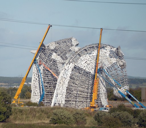 OCTUBRE 2013, ESCOCIA – Obreros trabajan en la realización de dos imponentes esculturas de acero.