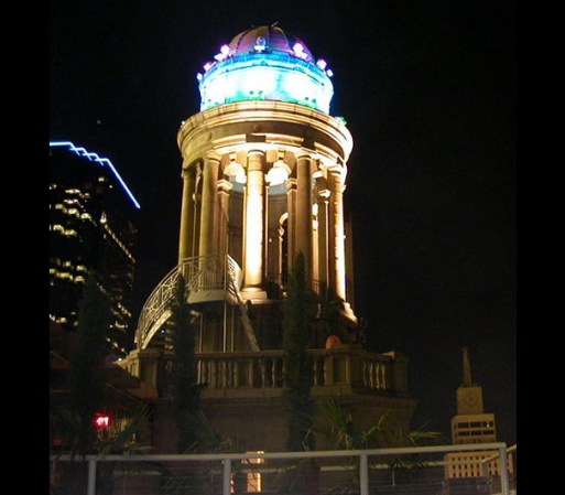 Davis Building, ubicado en el 1309 Main Street, fue construido en 1926. El edificio con una altura de 323 pies se ha convertido en un ícono de la ciudad.