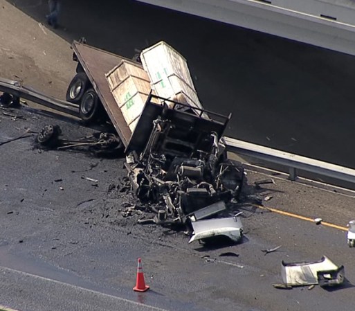 8 DE AGOSTO: La autopista U.S. 175 en Seagoville está cerrada después de que un camión que transportaba madera se incendió.