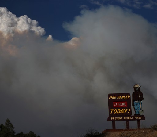 Autoridades del norte de California siguen en alerta, ante un incendio de maleza que arrasa con todo, esto muy cerca del famoso parque Yosemite.