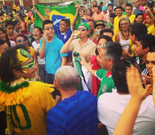 Aquí hubo un duelo musical entre los fanáticos de México y Brasil.