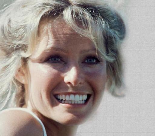En sus años gloriosos, Farrah Fawcett probablemente estuvo colgada en el cuarto de todos los adolescentes y esta actriz nació en corpus Christi, Texas.