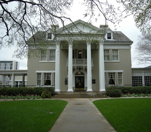 El Alfred Horatio Belo House fue construido en octubre de 1975 y se encuentra en el Distrito de las Artes de Dallas. Era originalmente el hogar del periodista Belo y ahora son las oficinas principales de Dallas Bar Association y Dallas Bar Foundation.