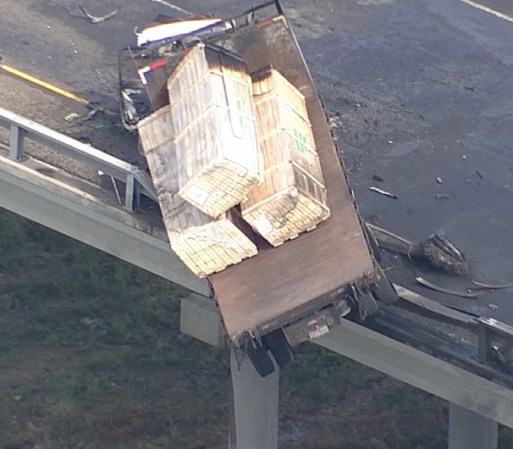 El camión que transportaba madera se incendió el viernes en la mañana en los carriles hacia el oeste de la autopista U.S Highway 175 y Farm-to-Market Road 1389.