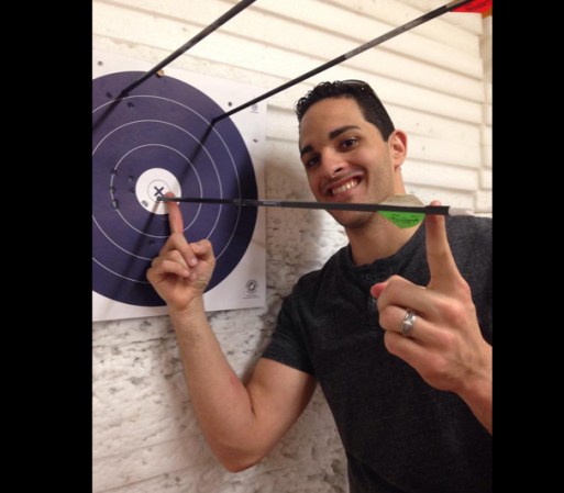 Al meteorólogo le encanta practicar el deporte de arco y flecha.