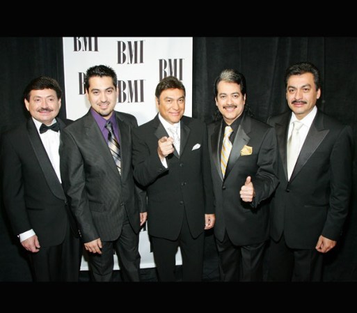 Los integrantes de Los Tigres del Norte, de izquierda a derecha, Oscar Lara, Luis Hernandez, Jorge Hernandez, Hernan Hernandez, y Eduardo Hernandez.