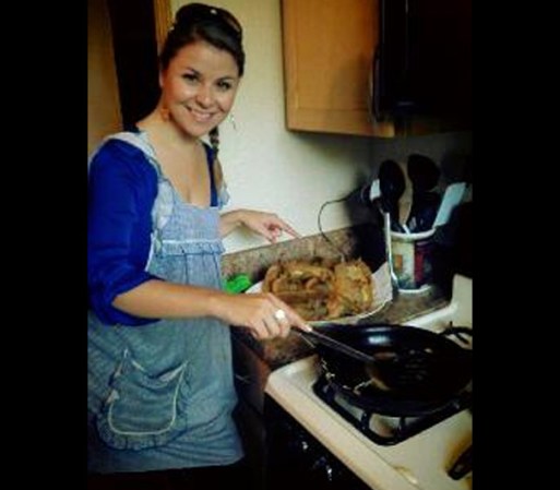 Así que mucho cuidado con esta conductora con mandil ya que muy pronto podría dejar de hacer los segmentos de “Nuestra Comunidad” para hacer unos de cocina.