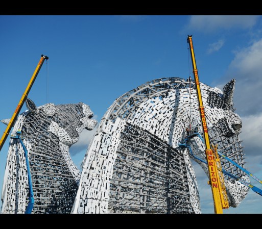 De acuerdo al folklor escocés, “Kelpie” es el nombre de un espíritu acuático que toma forma de un caballo que ahoga a sus jinetes.