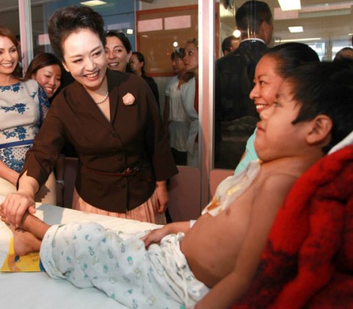Durante el recorrido, la primera dama china anunció que el gobierno de China donaría al hospital un millón de yuanes, un poco más de dos millones de pesos, para comprar una unidad de Rayos X.
