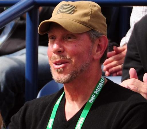 Larry Ellison, tiene 68 años de edad, aunque no lo parezca. Es el director ejecutivo de Oracle Corp. Y su fortuna se calcula en $41,000 millones de dólares.<br /><br /><br />Fuente: Forbes