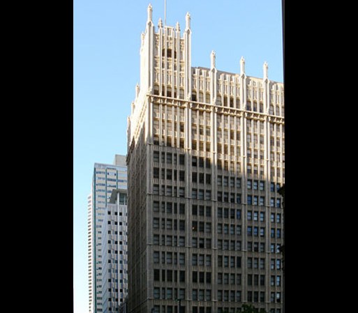 Edificio Kirby, ubicado en el 1501 Main Street, es mejor conocido como “Busch Building” y fue acabado en 1913. Este fue el primer edificio en el centro de Dallas que se convirtió de oficinas a apartamentos.
