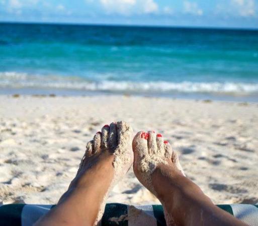 Sol, arena y mar…. ¡Es todo lo que quiero ahora!, es lo que pone una persona mientras goza en una playa mexicana.